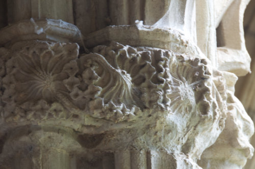 Capitel claustro de la Oliva pámpanos